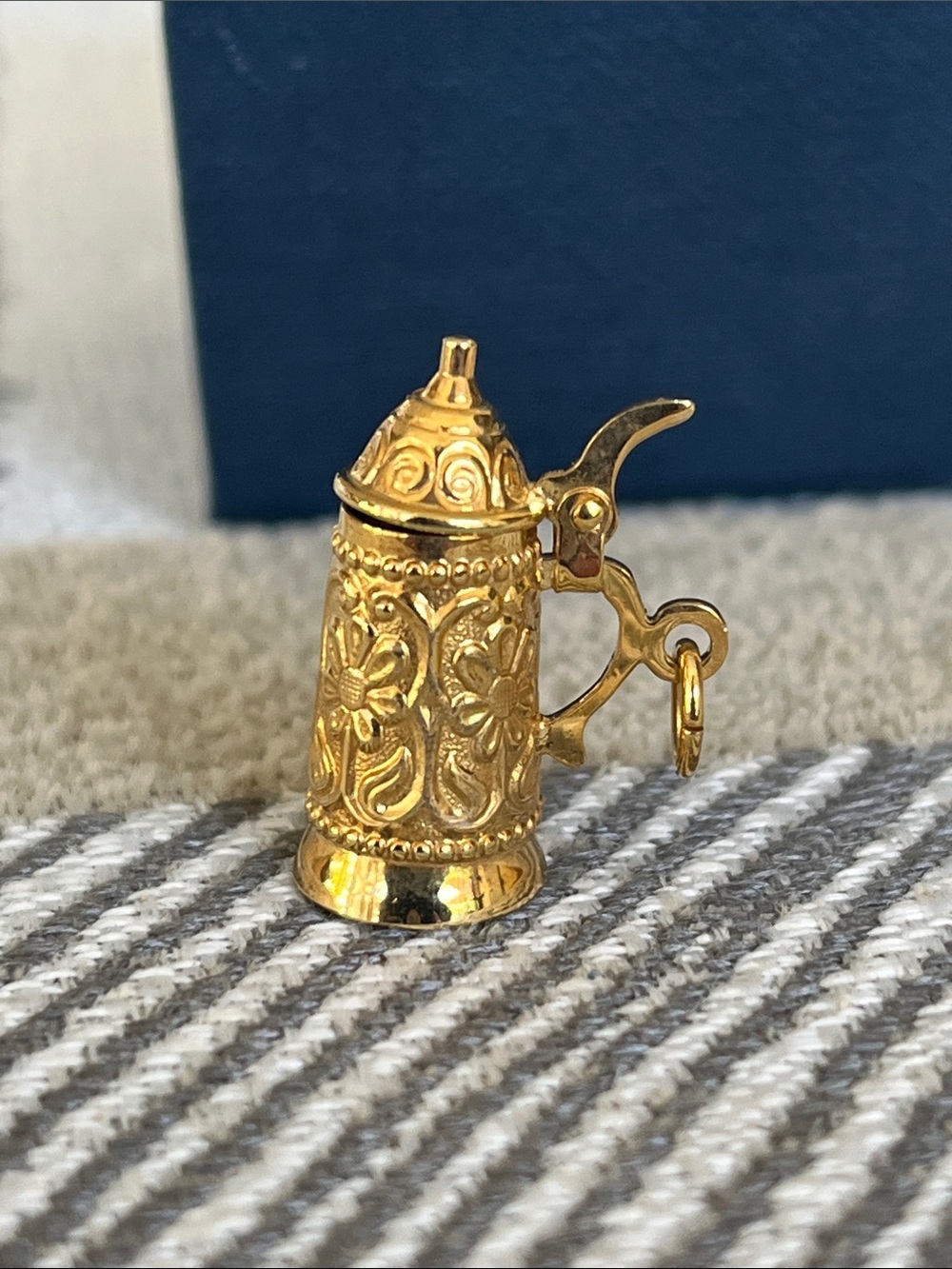 Juwelier Schneider Gold-tone Decorative Stein Charm in Navy Box - Picture 16 of 16
